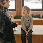 Rozmowy, które budują: poradnik rodzica, jak wspierać dziecko w świecie emocji