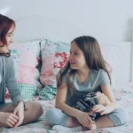 Blisko mimo pędu dnia: 9 mikro-rytuałów, które naprawdę wzmacniają więź z dzieckiem