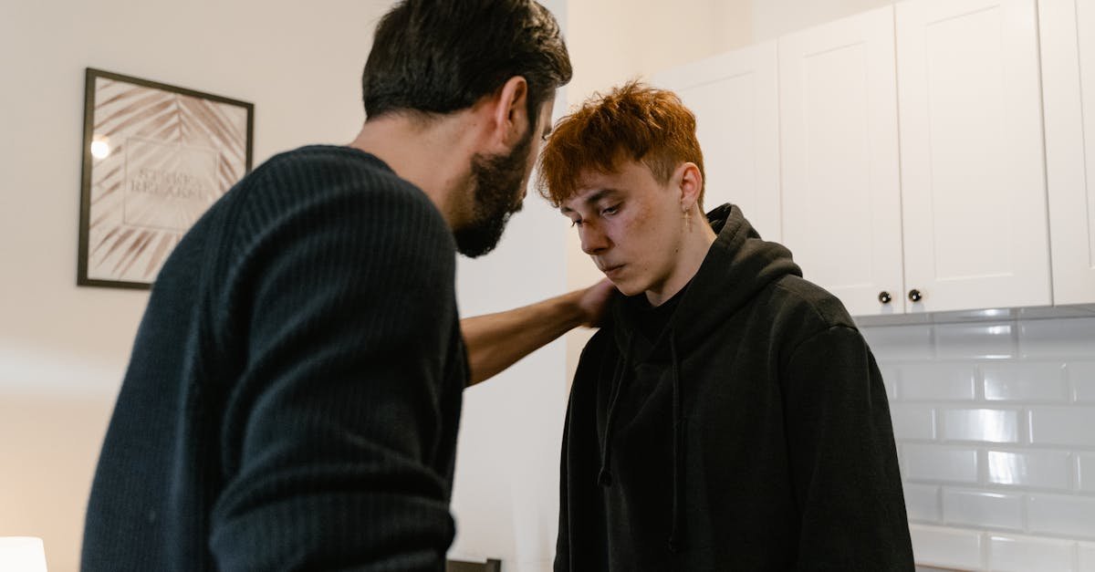 Zamknięte drzwi nie na zawsze: jak nawiązać dialog z wycofanym nastolatkiem