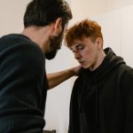 Zamknięte drzwi nie na zawsze: jak nawiązać dialog z wycofanym nastolatkiem