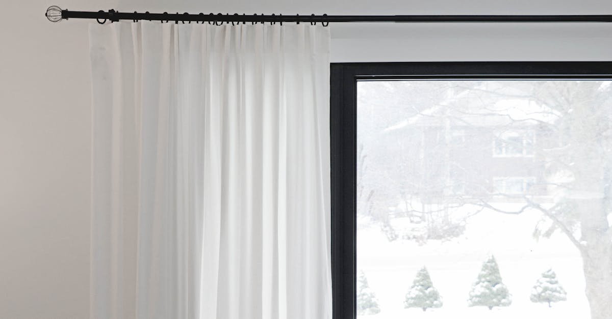 Okna aż po niebo: przewodnik po karniszach i zasłonach do wnętrz z wysokimi sufitami