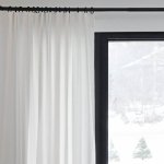 Okna aż po niebo: przewodnik po karniszach i zasłonach do wnętrz z wysokimi sufitami