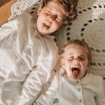 Od zazdrości do przyjaźni: skuteczne sposoby na budowanie ciepłej relacji między rodzeństwem