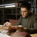 Skupienie na zawołanie: praktyczny przewodnik, jak uczyć się szybciej i bez rozproszeń