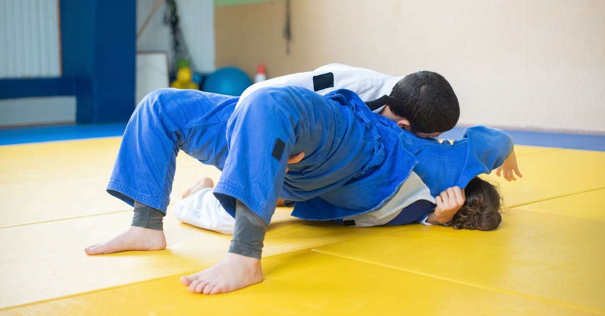 Odkryj pasję dziecka: karate czy judo? Przewodnik rodzica po pierwszej sztuce walki