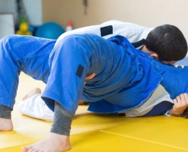 Odkryj pasję dziecka: karate czy judo? Przewodnik rodzica po pierwszej sztuce walki