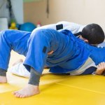 Odkryj pasję dziecka: karate czy judo? Przewodnik rodzica po pierwszej sztuce walki