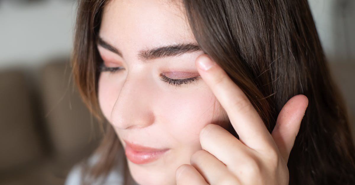 Naturalny makijaż bez tajemnic: krok po kroku do świeżego, promiennego wyglądu