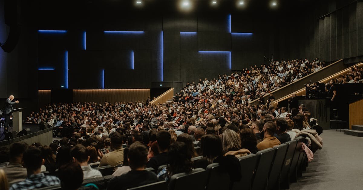 Od tremy do pewności: poradnik, jak rozwijać umiejętności publicznego przemawiania