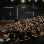 Od tremy do pewności: poradnik, jak rozwijać umiejętności publicznego przemawiania