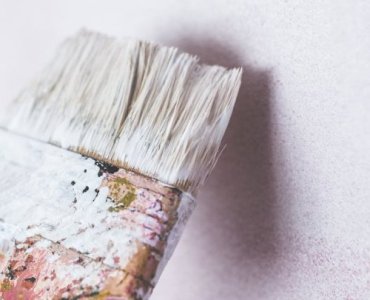 Mały przedpokój, wielki efekt: kolory ścian, które optycznie powiększą i rozświetlą wnętrze