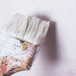 Mały przedpokój, wielki efekt: kolory ścian, które optycznie powiększą i rozświetlą wnętrze