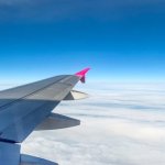 Z niemowlakiem w chmurach: bezstresowy przewodnik po pierwszym locie dla rodziców