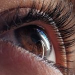 Rzęsy jak wachlarz: naturalne rytuały, dzięki którym staną się dłuższe i gęstsze