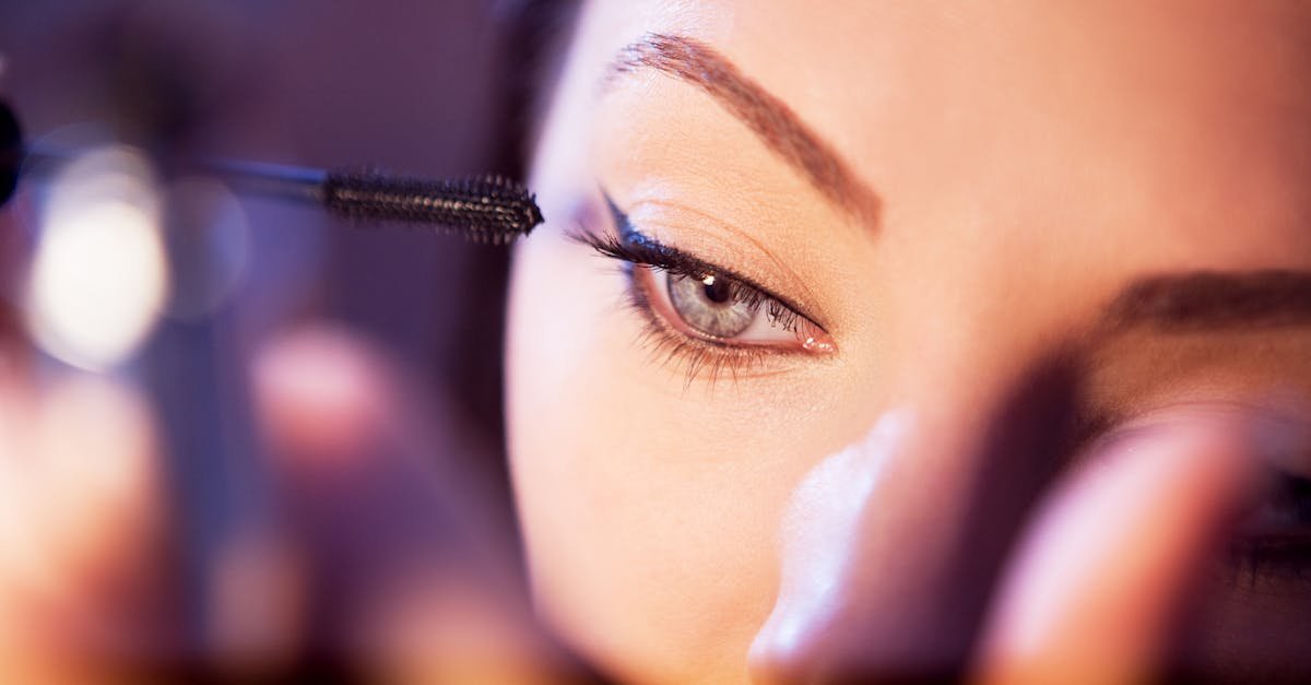 Rzęsy bez smug: jak wybrać maskarę, która wytrzyma cały dzień bez rozmazywania