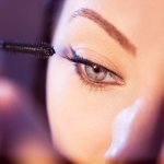 Rzęsy bez smug: jak wybrać maskarę, która wytrzyma cały dzień bez rozmazywania