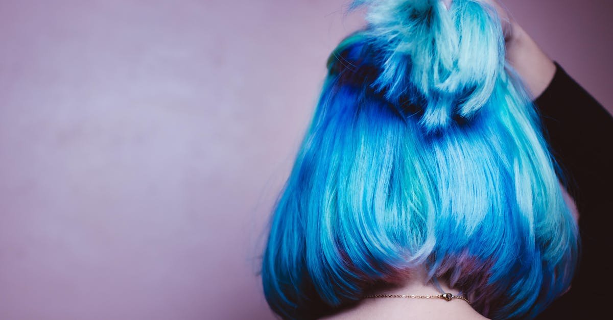 Zachowaj blask koloru: sprytna pielęgnacja farbowanych włosów między wizytami