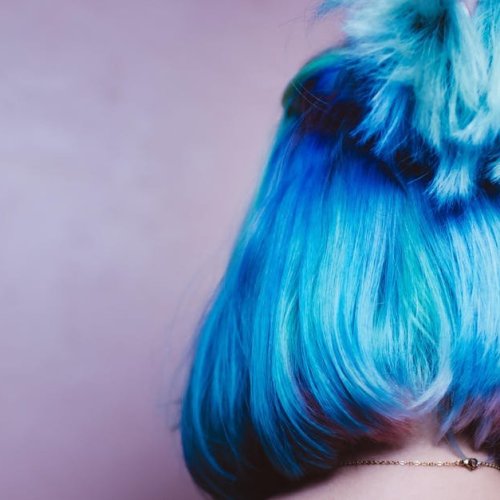 Zachowaj blask koloru: sprytna pielęgnacja farbowanych włosów między wizytami