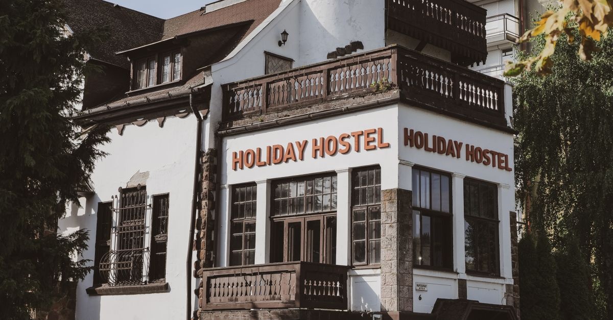 Hotel czy apartament? Jak wybrać nocleg idealny i nie przepłacić