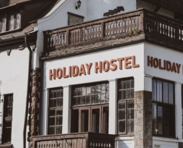 Hotel czy apartament? Jak wybrać nocleg idealny i nie przepłacić