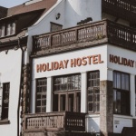 Hotel czy apartament? Jak wybrać nocleg idealny i nie przepłacić